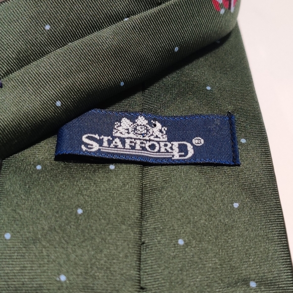 Stafford 100% Silk Santa Neck Tie - Picture 4 of 7